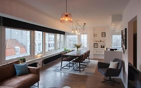 Stylish Central Flat, Steps To Beach